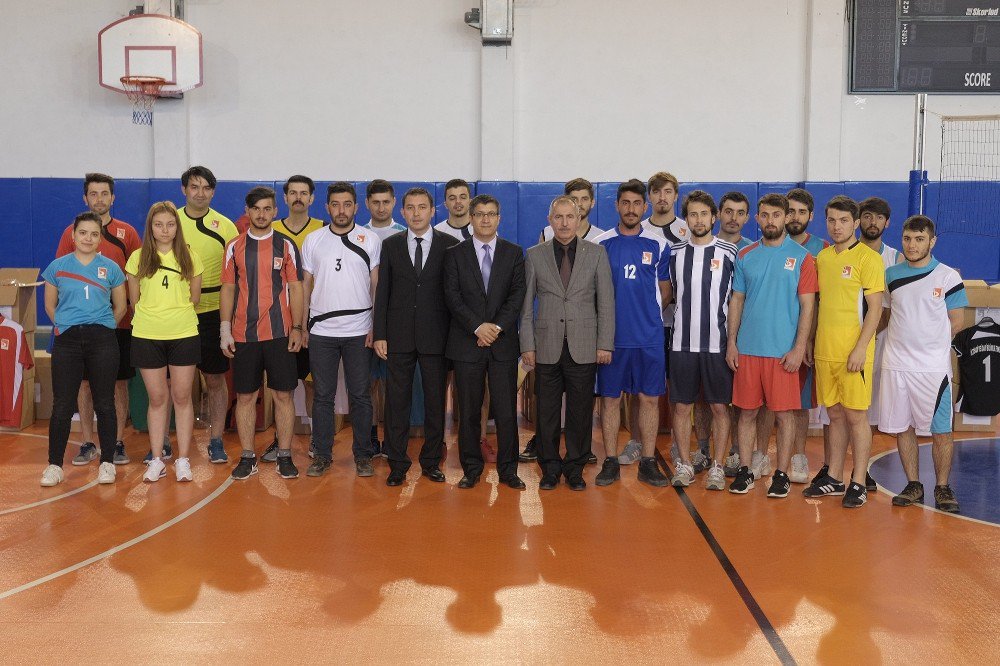 Futbol, Basketbol Ve Voleybol Takımlarına Formalar Dağıtıldı