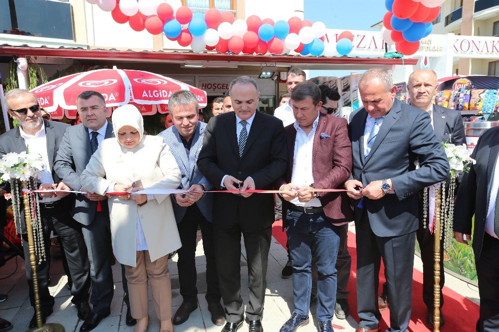 Bakan Özlü Market Açılışına Katıldı