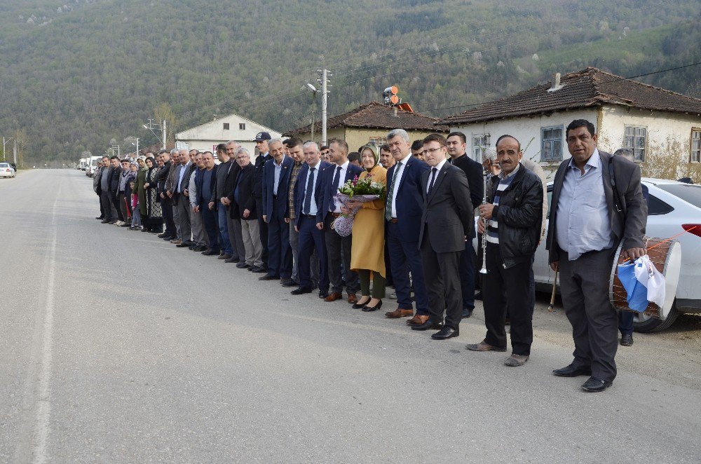 Düzce’de Bakan Özlü’ye Davullu Zurnalı Karşılama