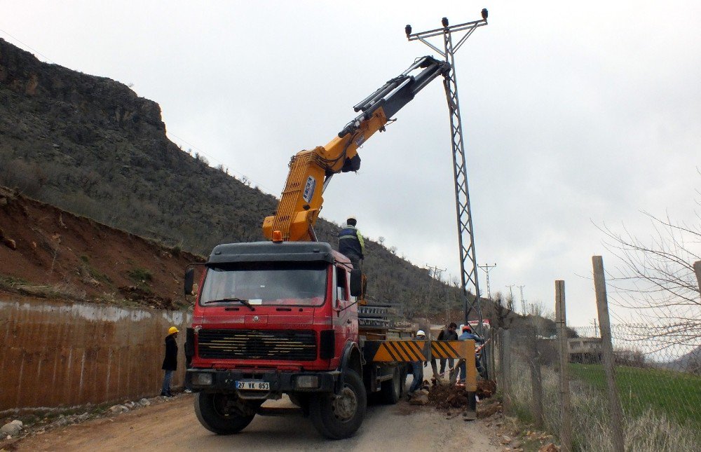 Dicle Elektrik, 30 Kilometrelik Derince Hattını Yeniliyor