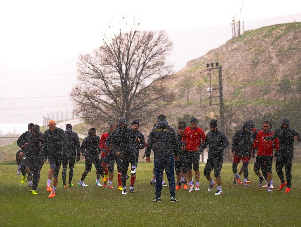 Evkur Yeni Malatyaspor Yağmurda Göle Dönüşen Sahada Çalıştı