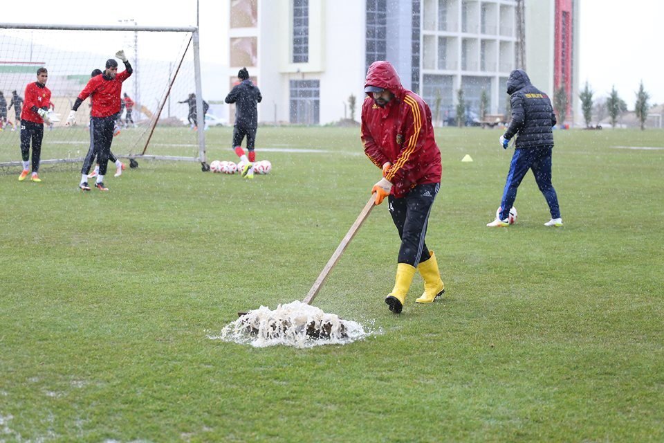 Evkur Yeni Malatyaspor Yağmurda Göle Dönüşen Sahada Çalıştı