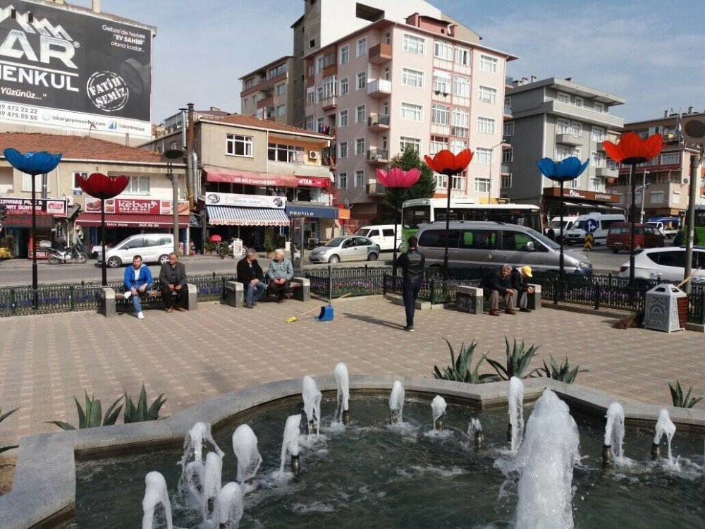 Gebze’de Sokaklarına Gelincik Motifli Aydınlatma Direkleri Konuldu