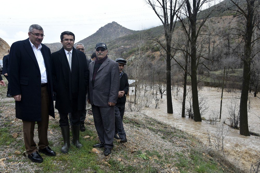 Gümüşhane’de Yağmur Dereleri Taşırdı