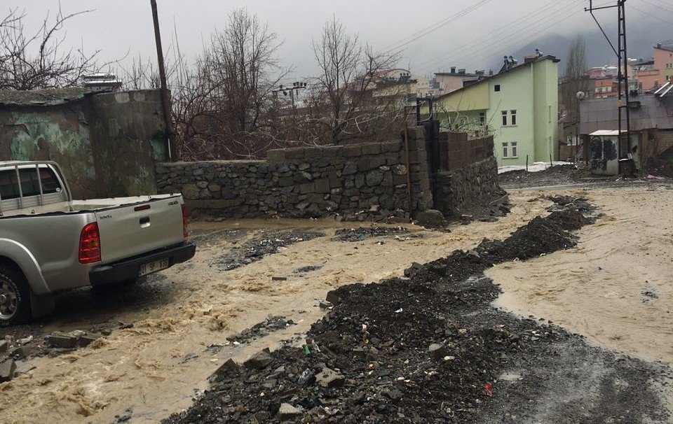 Yağışlar Yolları Tahrip Etti