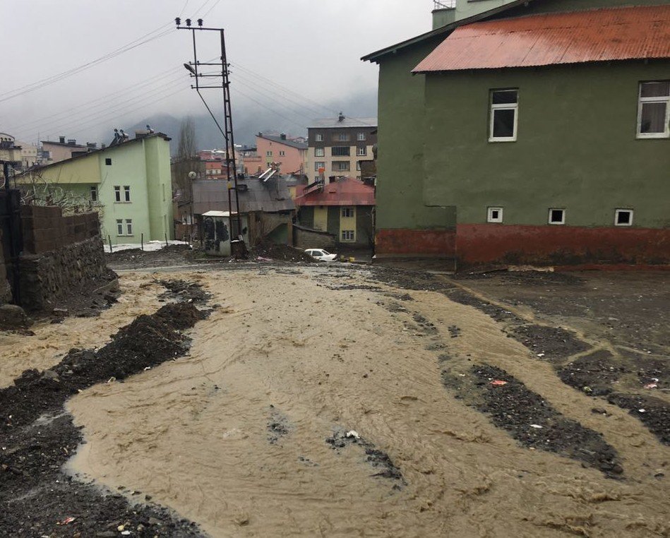 Yağışlar Yolları Tahrip Etti