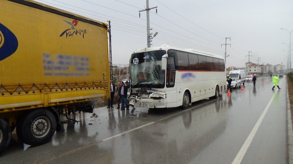 İşçi Taşıyan Otobüs Tır’a Arkadan Çarptı: 8 Yaralı