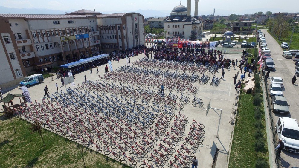 Kartepe’de 2 Bin 350 Öğrenciye Bisiklet Dağıtıldı