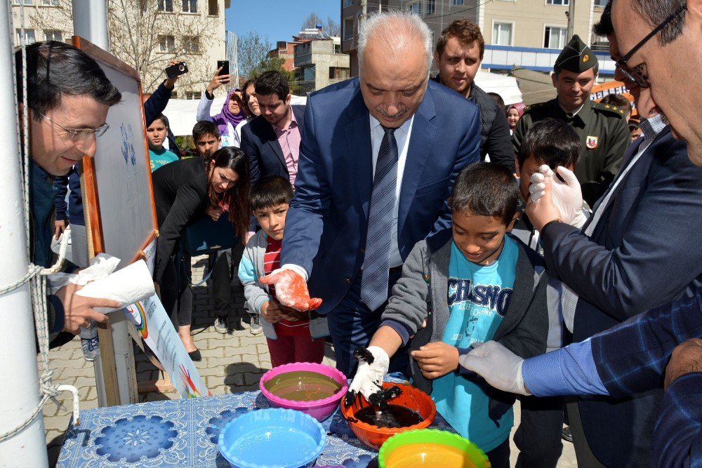 Çocuklar Elleriyle Resim Yaptı