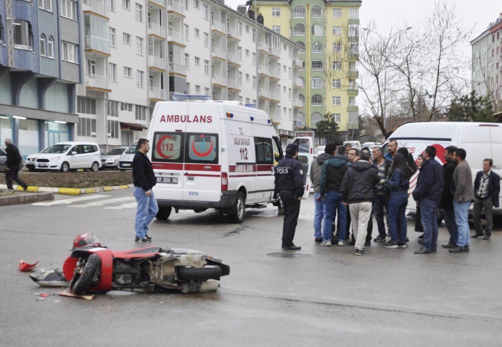 Otomobilin Çarptığı Motosiklet Sürücüsü Yaralandı