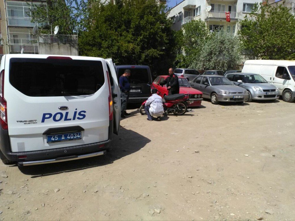 Manisa’da İki Kişi Motosikletin Önce Kilidi Kırdı Sonra Çaldı