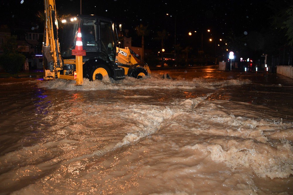 Mersin’de Gece Yağan Sağanak Yağış Etkili Oldu