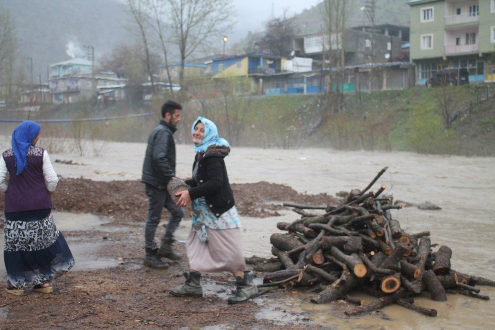 Beytüşşebap’ta Sağanak Yağış Hayatı Felç Etti