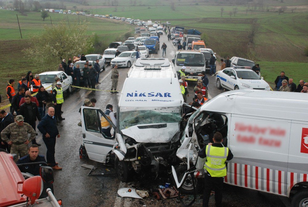 Tokat’ta Trafik Kazası: 16 Yaralı