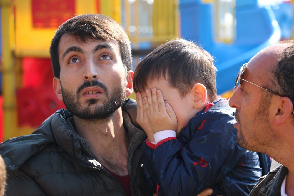 Oğlunun Balonunu Almaya Çalışırken Ağaçtan Düşüp Yaralandı