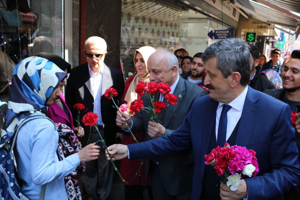 Ak Parti Heyeti "Hayır" Standında Karanfil Dağıttı