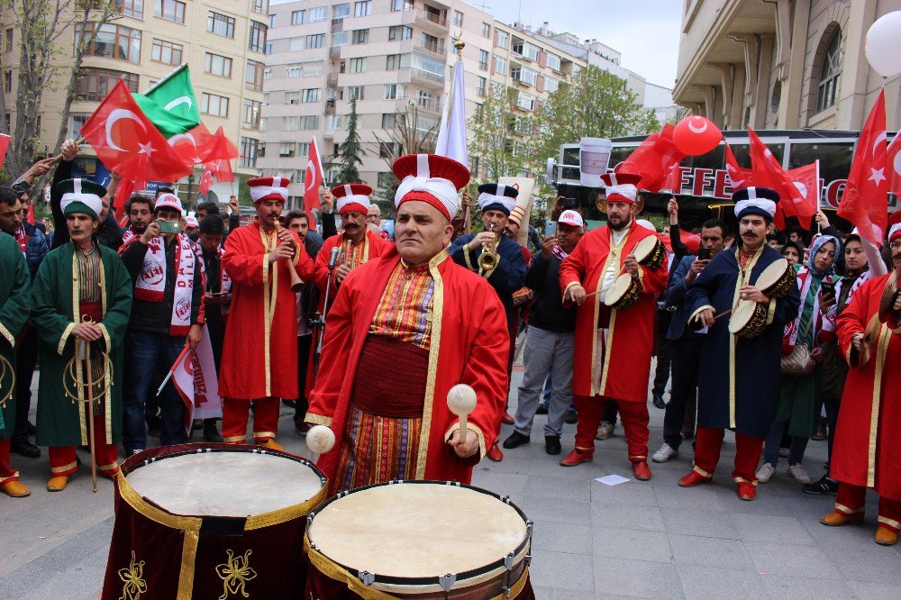 Yüzlerce Ak Partili Vatandaşlar Mehter Marşı Eşliğinde “Evet” Kararı İçin Yürüdü