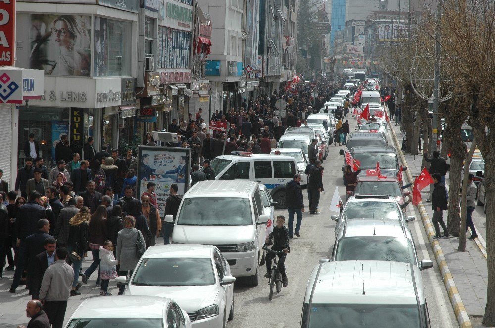 Ak Parti Van’da Yüzlerce Araçlık Konvoyla ‘Evet’ Dedi