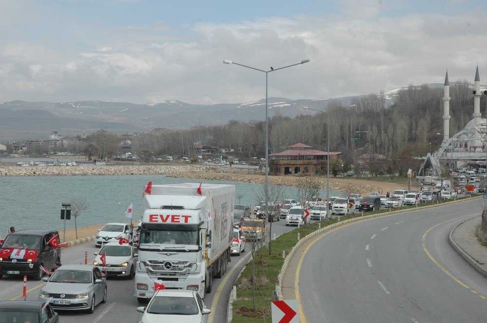 Ak Parti Van’da Yüzlerce Araçlık Konvoyla ‘Evet’ Dedi