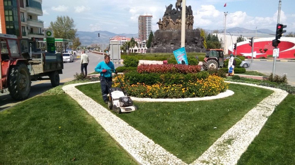 Alaşehir Parkları Yeşilleniyor