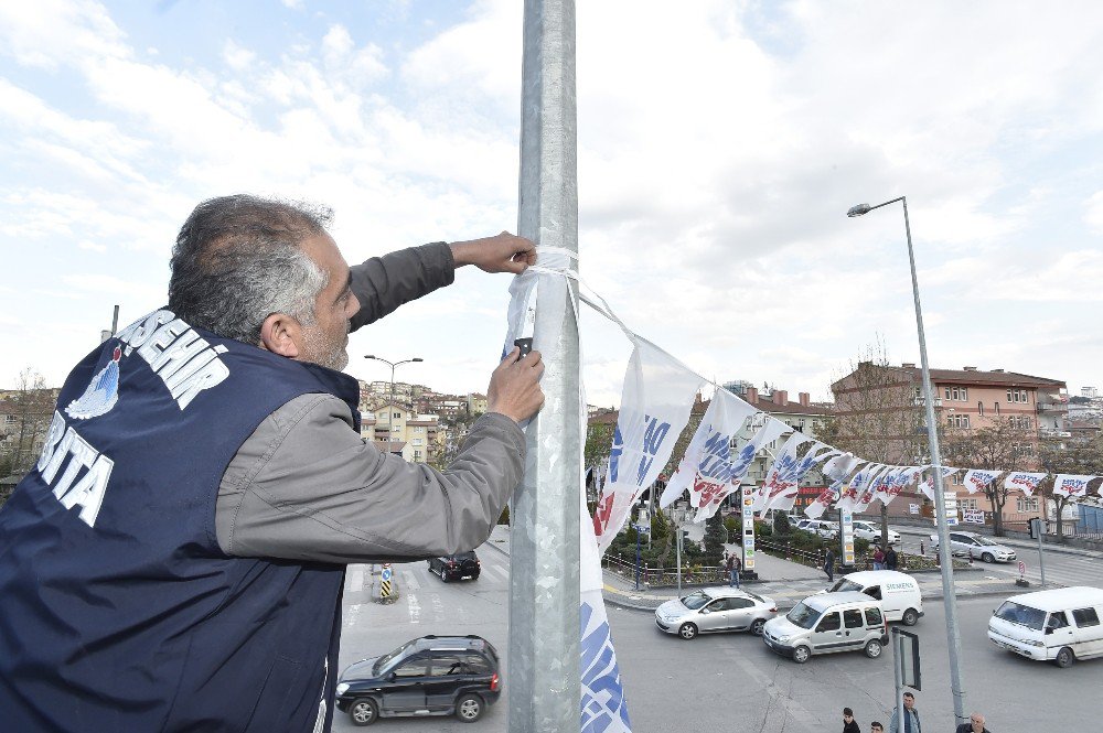 Propaganda Afişleri Sökülüyor