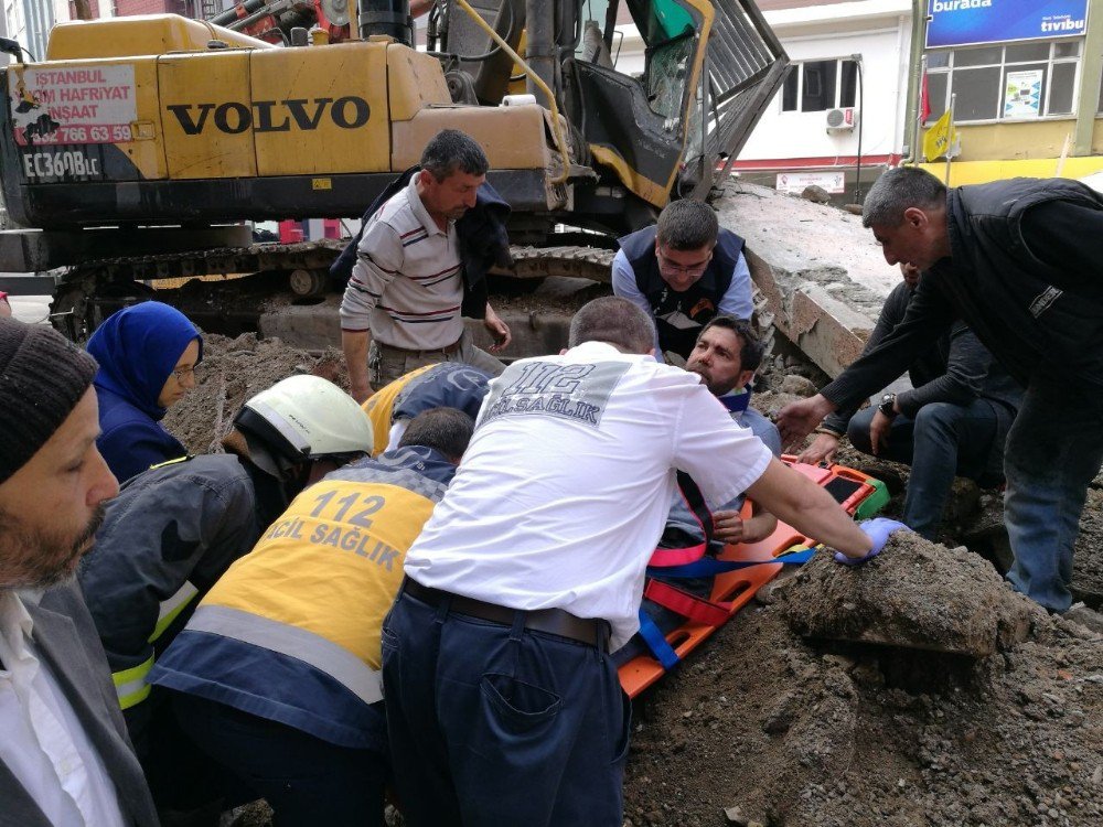 Kültür Sarayı Duvarı İş Makinesinin Üzerine Devrildi: 1 Yaralı