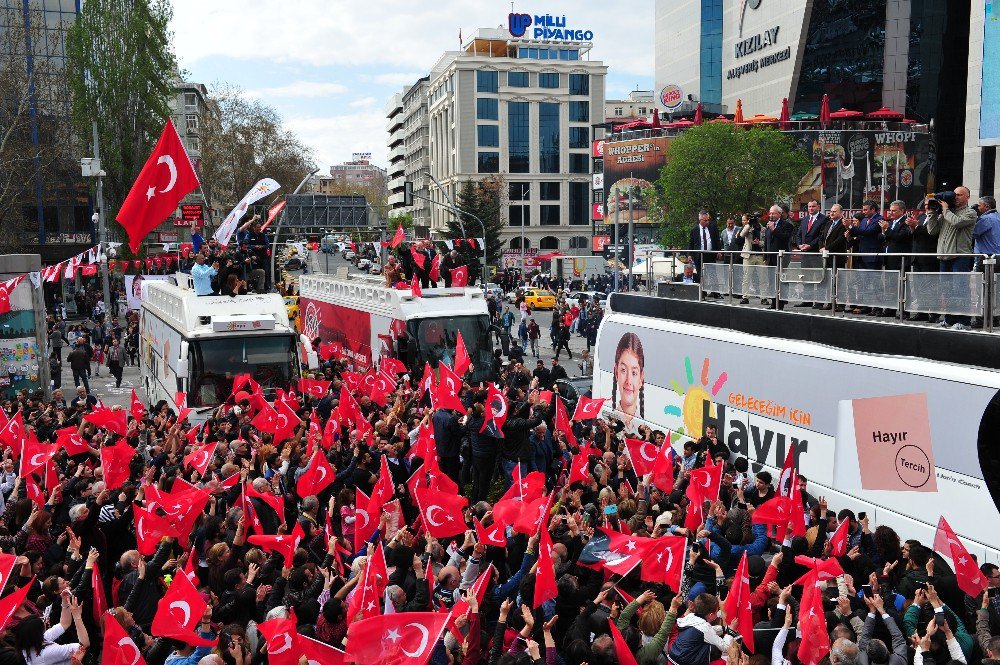 Kılıçdaroğlu, Kızılay’da ‘Evet’ Ve ‘Hayır’cıları Selamladı