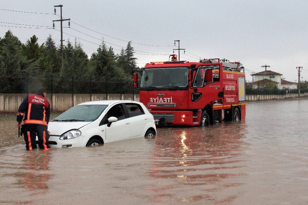 Elazığ’da Sağanak Etkili Oldu, Bazı Araçlar Mahsur Kaldı