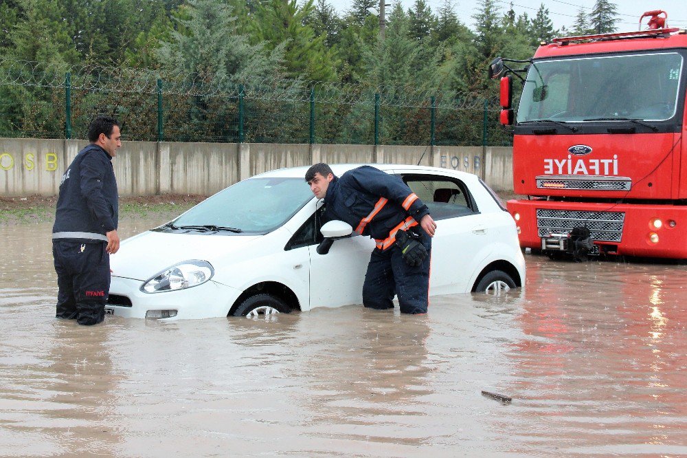 Elazığ’da Sağanak Etkili Oldu, Bazı Araçlar Mahsur Kaldı