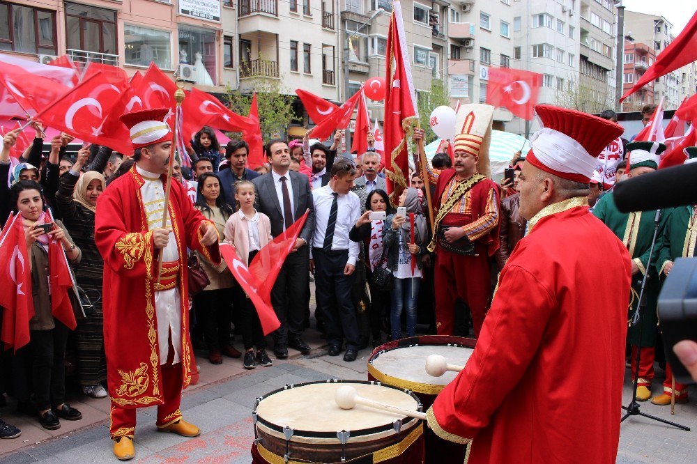 Yüzlerce Ak Partili Vatandaşlar Mehter Marşı Eşliğinde “Evet” Kararı İçin Yürüdü