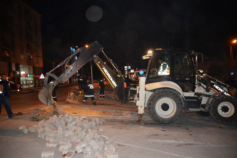 Kavşak Çalışmaları Bir Gecede Tamamlandı