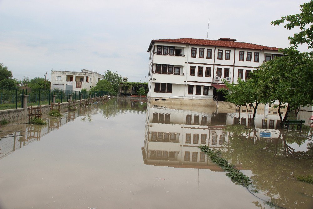 Sular Altında Kalan Okulda Mahsur Kaldılar