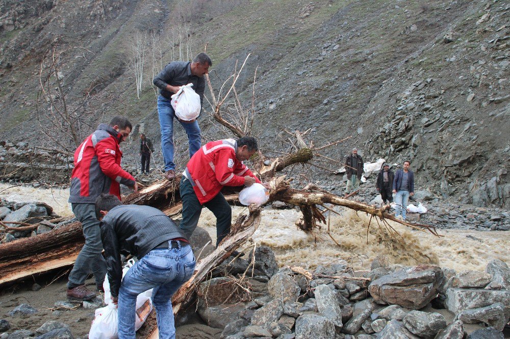 Muş’ta Sağanak Hayatı Felç Etti