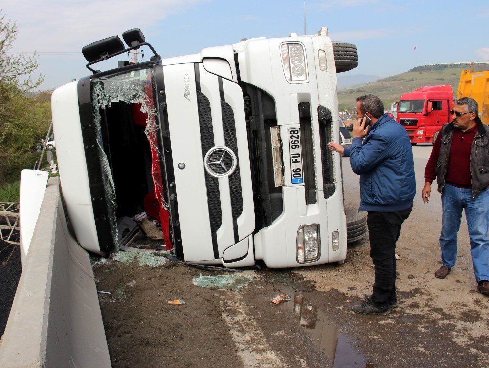 Asfalt Yüklü Tır Devrildi: 2 Yaralı