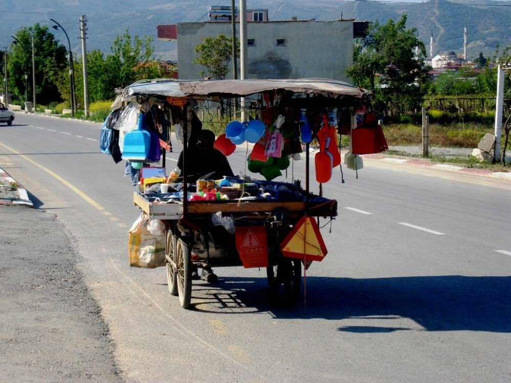 Ekmek Parası İçin Her Gün 20 Kilometre Yürüyor