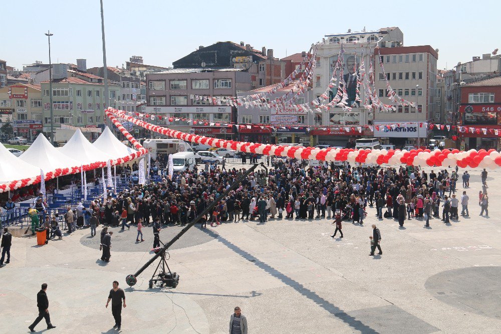 Ab Eski Bakanı Volkan Bozkır, Zeytinburnu’nda Vatandaşlara Hamsi İkram Etti