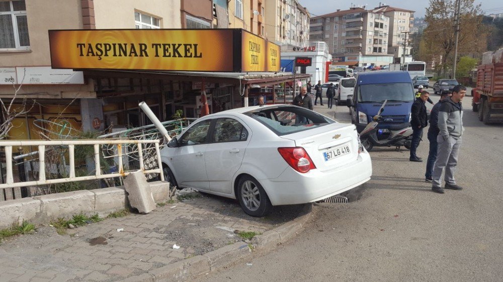 Otomobil Kamyonla Çarpıştı