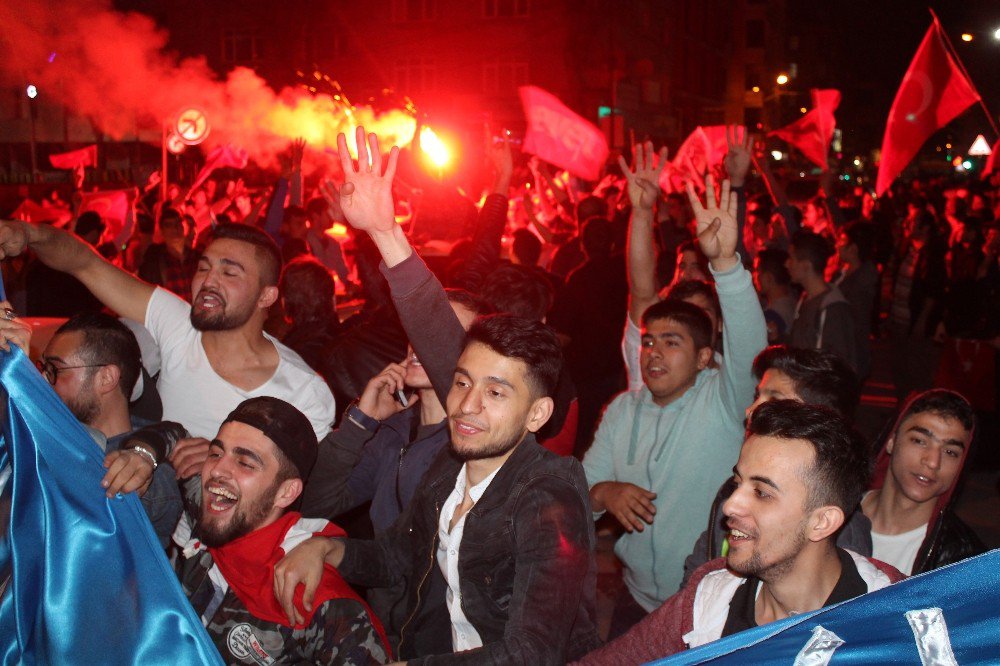 Sultangazili Vatandaşlar Referandum Zaferi İçin Sokağa Döküldü