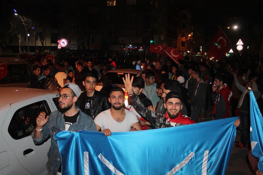 Sultangazili Vatandaşlar Referandum Zaferi İçin Sokağa Döküldü