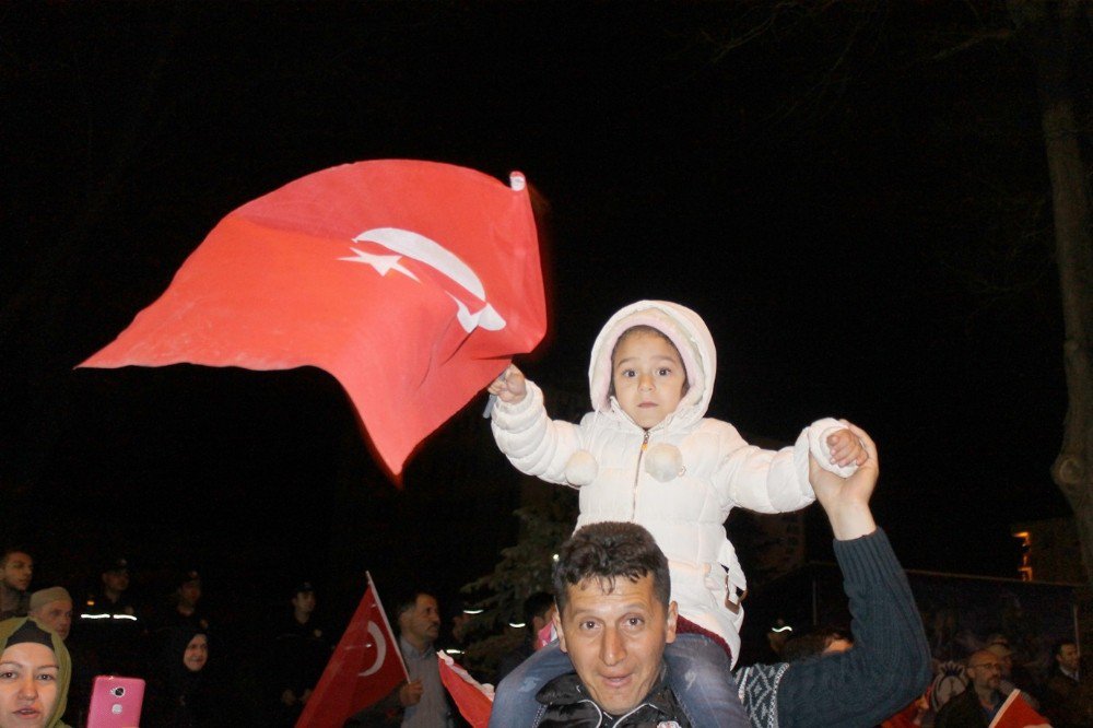 Afyonkarahisar’da Yağmura Rağmen ‘Evet’ Kutlaması