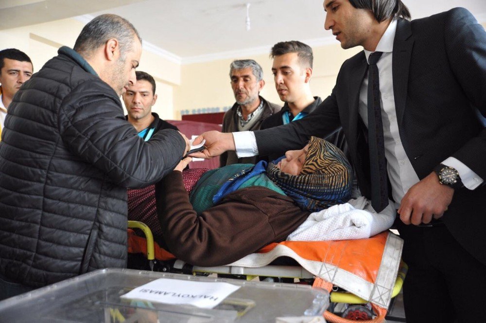 Gaziantep’te Yaşlı Ve Engelli Vatandaşlar Ambulanslarla Sandığa Taşındı