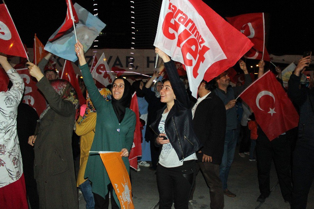 Ak Parti İzmir’de ’Evet’ Coşkusu