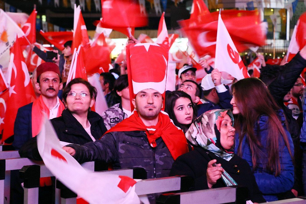 Ak Parti Genel Merkezi’ne Vatandaşlar Akın Etmeye Başladı