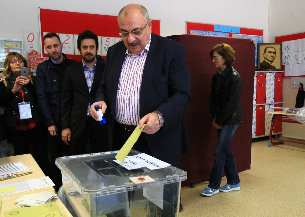 Başbakan Yardımcısı Türkeş Oyunu Kullandı