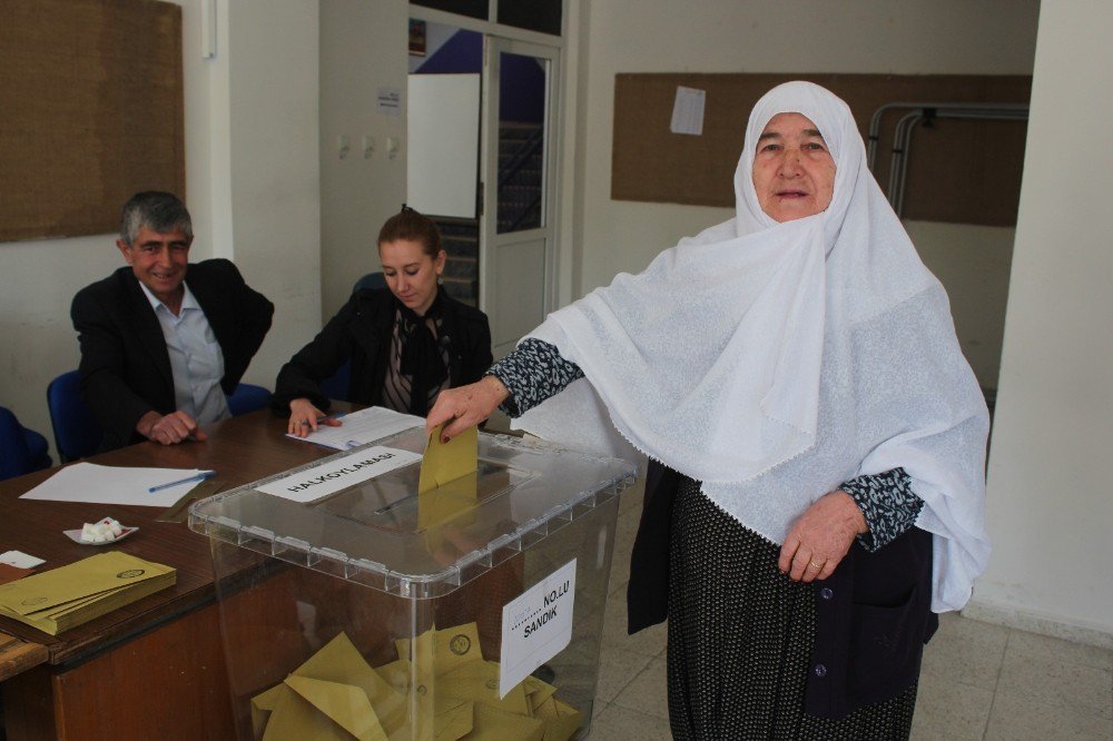 Başkan Güler, Ailesi İle Birlikte Sandıkta