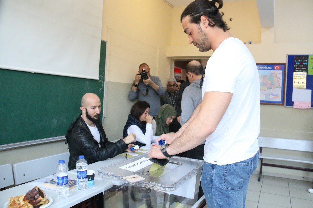 Ünlü İsimler Referandum İçin Sandık Başında