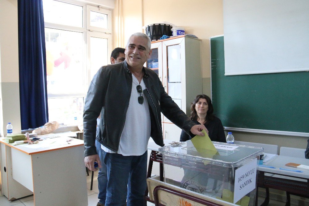 Ünlü İsimler Referandum İçin Sandık Başında