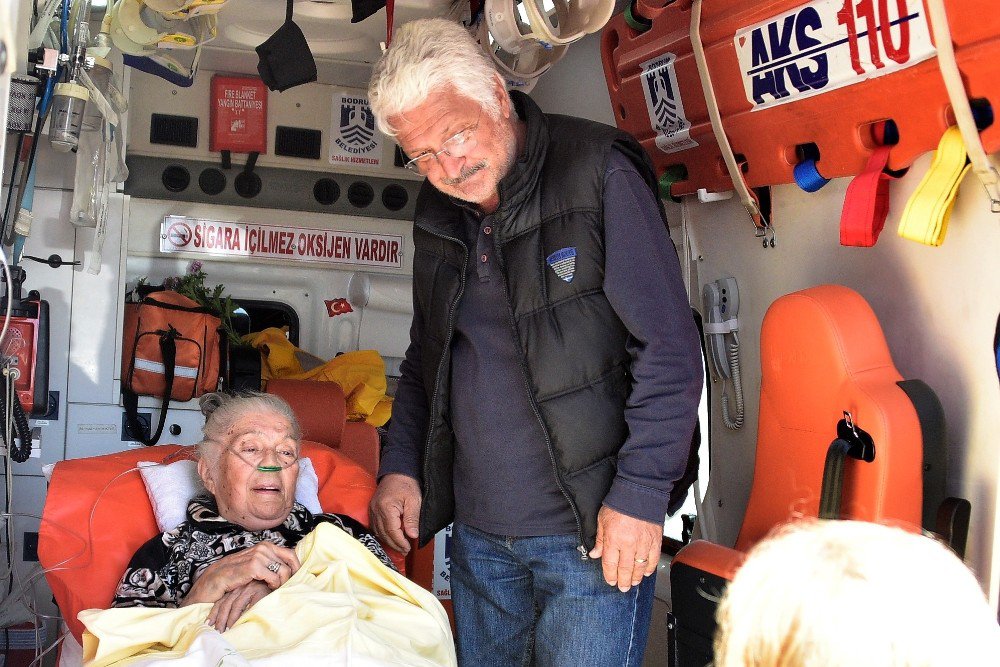 Ünlü Oyuncunun Kayınvalidesi Oy Kullanmaya Ambulansla Geldi