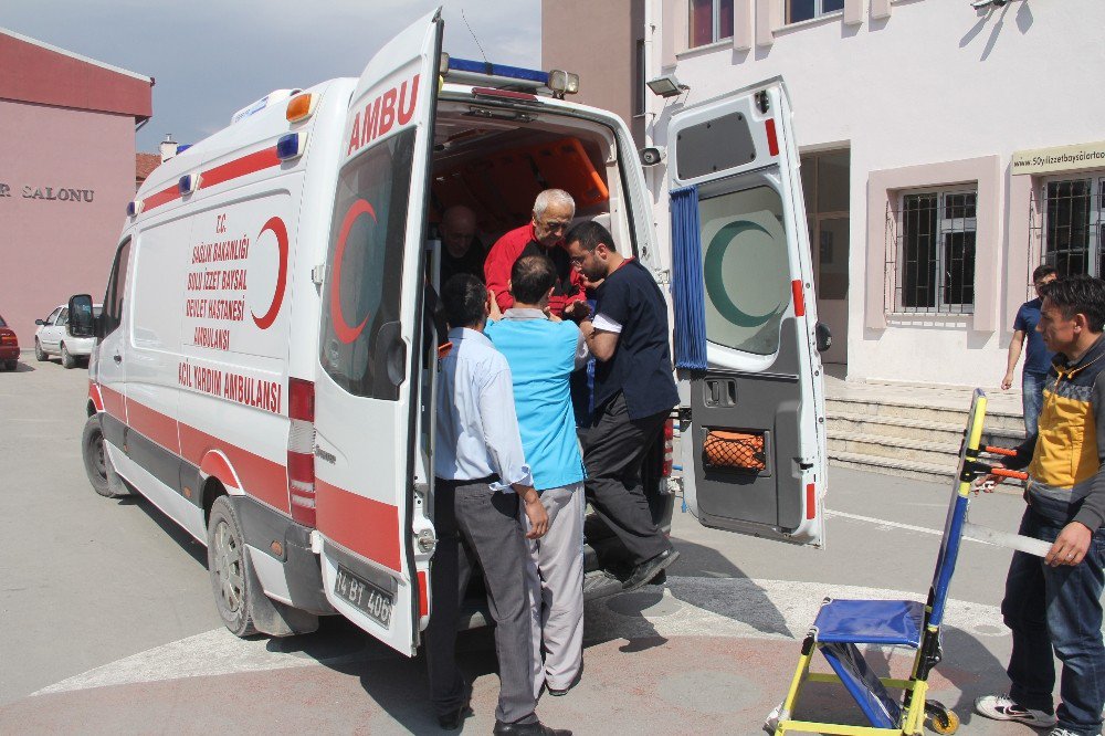 72 Yaşındaki Hasta Vatandaş Oy Kullanmaya Ambulansla Geldi