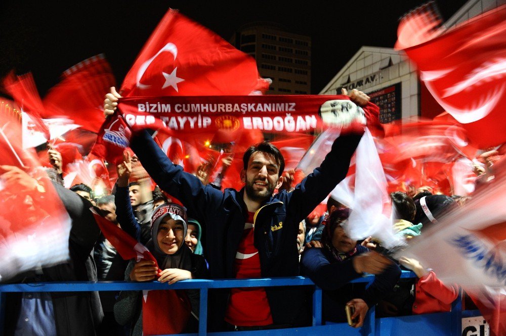 Referandum Sonucunu Davul Zurna İle Kutladılar